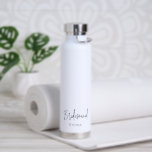 Minimalistische Schwarz-Weiß-Hochzeit Trinkflasche<br><div class="desc">Moderne Schwarz-Weiß Hochzeitswasserflasche mit einem einfachen und minimalistischen Design mit "Brautjungfrau" in einem eleganten Drehbuch mit ihrem Namen. Ein niedliches und geistliches Geschenk für Ihre Brautmädchen.</div>