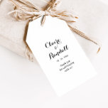 Minimalistische Schwarz-Weiß-Hochzeitsmarken Geschenkanhänger<br><div class="desc">Diese minimalistisch schwarz-weiße Hochzeitsmarke ist perfekt für eine rustikale Hochzeitsfeier. Das Design besticht durch einen schönen schwarzen Schriftart in weißem Hintergrund,  der Ihre Veranstaltung verzieren wird.</div>