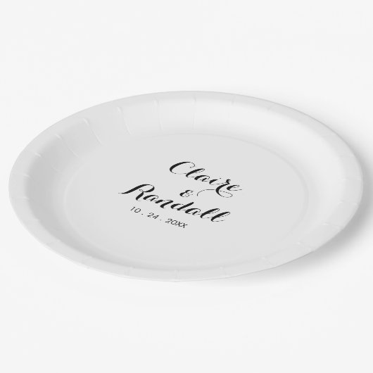 Minimalistische Schwarz-Weiß-Hochzeitsplatte Pappteller (Schrägansicht)