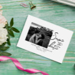 Minimalistische Schwarz-Weiß-Kalligrafie-Foto Hoch Save The Date<br><div class="desc">Eine sehr elegante und schicke Schwarz-Weiß-Drehbuch-Foto Hochzeit speichern das Datum. Diese weist eine minimale schwarz-weiße Pinseltypografie Save the Date auf. Mit individualisierbarer Verlobung oder nur lässigen Bräutigam und Braut Foto. Genießen Sie dieses stilvolle Hochzeitsfest,  speichern Sie das Datum und machen Sie Ihre Einladungen wirklich verlobt.</div>