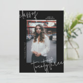 Minimalistische Schwarz-Weiß-Klasse 2024 Abschluss Einladung (Stehend Vorderseite)