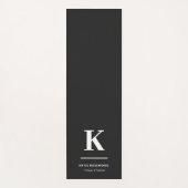 Minimalistische Schwarz-Weiß-Monogramm Yogamatte (Vorderseite)