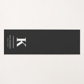 Minimalistische Schwarz-Weiß-Monogramm Yogamatte (Vorderseite (Horizontal))