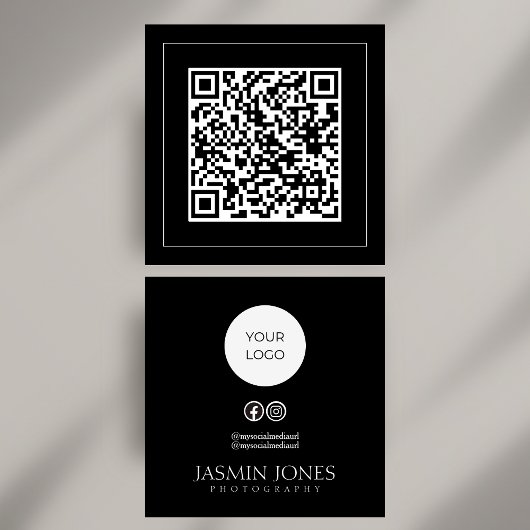 Minimalistische Schwarz-Weiß-QR-Code Soziale Medie Quadratische Visitenkarte