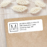 Minimalistische Schwarz-Weiß-Rücksendeadresse<br><div class="desc">Die Korrespondenz wird mit eleganten, mit Monogramm Schwarz-Weiß-Rücksendeadressen-Aufklebern in elegantem Stil ergänzt. Alle Texte in dieser Vorlage sind einfach zu personalisieren für jeden Anlass. Das moderne minimalistische Design zeichnet sich durch Ihren Anfangs-, Name- und Adressenaufdruck aus, der mit einfacher klassischer Typografie gedruckt wurde. Diese selbstklebende Etiketten fügen Party Einladungen, Ankündigungen,...</div>
