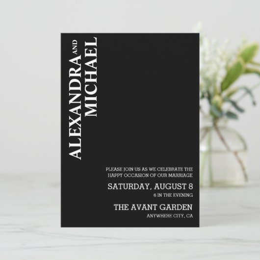 Minimalistische Schwarz-Weiß-Text-basierte Hochzei Einladung (Stehend Vorderseite)