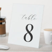 Minimalistische Schwarz-Weiß-Tischnummer Sockelschild (In Situ)
