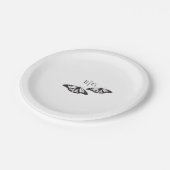 Minimalistische Schwarz-weiße Butterfly-Monogrammh Pappteller (Schrägansicht)