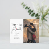 Minimalistische Schwarz-weiße Liebe ist geduldig (Stehend Vorderseite)