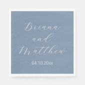 Minimalistische Script Calligraphy Dusty Blue Wedd Serviette (Vorderseite)