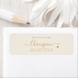 Minimalistische Script Gold Wedding Rücksendeadres<br><div class="desc">Ein modernes,  romantisches,  handgeschriebenes Goldkalligrafieschrift mit cremefarbenem Hintergrund und Herz,  ideal für Ihre Einladungen und für Ihre Hochzeitsmailings</div>