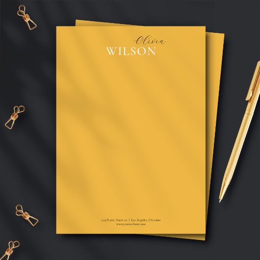 Minimalistische Script Typografie Mustard Yellow Mitteilungskarte