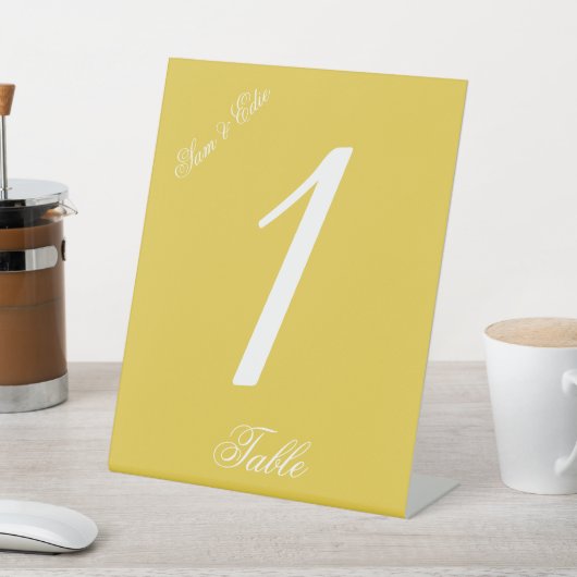 Minimalistische Senfgelbe Tischnummer Sockelschild (In SItu)
