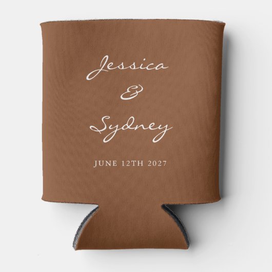 Minimalistische Sienna Brown Script Wedding Custom Dosenkühler (Vorderseite)