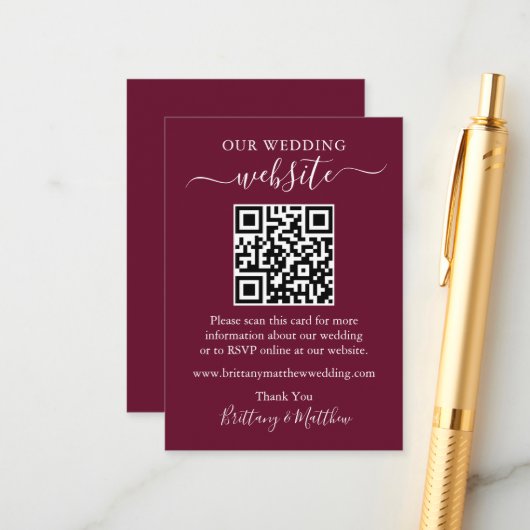 Minimalistische Simple Wedding Website QR Burgundy Begleitkarte (Vorderseite/Rückseite Beispiel)
