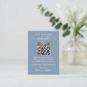 Minimalistische Simple Wedding Website QR Dusty Bl Begleitkarte (Stehend Vorderseite)