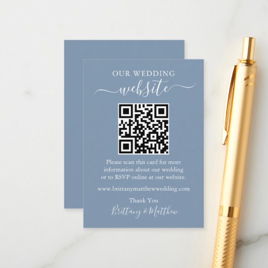 Minimalistische Simple Wedding Website QR Dusty Bl Begleitkarte (Vorderseite/Rückseite Beispiel)