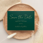 Minimalistische Smarald Green Simple Modern Weddin Save The Date<br><div class="desc">Entdecken Sie die Eleganz, die mit unserer Luxe Emerald Green Horizontal Elegant Custom Save the Date Card mit minimalistischer Einfachheit und zeitlosem Charme neu definiert wurde. Individualisieren Sie jedes Detail mühelos mit unserer Online-Plattform, um sicherzustellen, dass Ihre Liebe Story durch jedes Wort und Design Element glänzt. Set vor einem Hintergrund...</div>