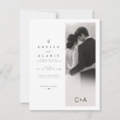 Minimalistische Split-Layout-Vertikalfoto-Hochzeit Einladung (Vorderseite)