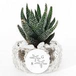 Minimalistische Starfish Beach Monogram-Gastgesche Runder Aufkleber<br><div class="desc">Eine minimalistische tropische Seesterne monogramm Hochzeitsdesign. Ein einfaches Design, das eine Skizze eines Seesterns verwendet, um ein elegantes klassisches Monogramm zu erstellen. Ein charmantes tropisches Stranddesign in Schwarz-Weiß mit klassischer Schriftzeichen. Ein elegantes Küstenstrand Thema Gastgeschenk Hochzeit Aufkleber Design mit modernen Elementen. Auch die passenden Hochzeitseinladungen und andere Schreibwaren sind verfügbar....</div>