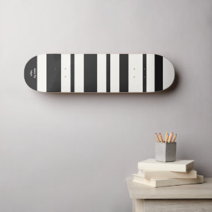 Minimalistische Streifen in Schwarz und Weiß Skateboard