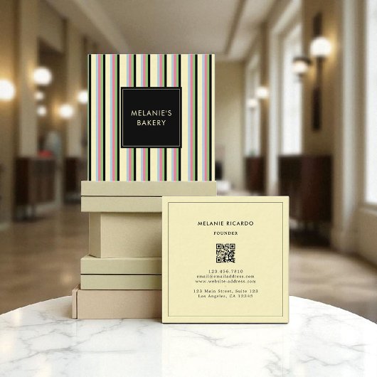 Minimalistische Streifen Retro QR Code Bäckerei Quadratische Visitenkarte