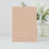 Minimalistische Tan Arch Wedding Reservierte Signa Karte (Stehend Vorderseite)