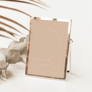 Minimalistische Tan Arch Wedding Reservierte Signa Karte