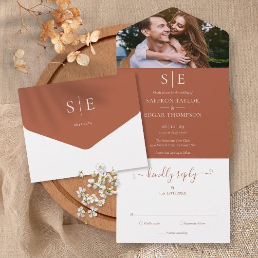 Minimalistische Terracotta Monogram Foto Wedding All In One Einladung