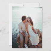 Minimalistische Terracotta Monogram & Foto Wedding Einladung (Rückseite)