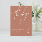 Minimalistische Terracotta Script Typografy Weddin Dankeskarte (Stehend Vorderseite)