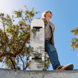 Minimalistische Tinte Neblige Zen-Berglandschaft Skateboard