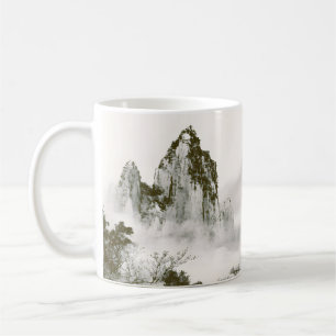 Minimalistische Tinten-Nebel-Zen-Berglandschaft Kaffeetasse