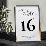 Minimalistische Tischnummer für Schwarzweiß-Skript<br><div class="desc">Mit diesem eleganten Kalligraphie-Tischnummer-Schild schließen Sie Ihre private oder geschäftliche Veranstaltungsdekoration ab. Diese einfache Schwarz-Weiß-Tischnummer-Karte verfügt über eine große Zahl in der Mitte und elegante Drehbuch-Schriftart auf der Oberseite,  ideal für Ihre Firmenveranstaltung,  Wohltätigkeit Spendenaktion,  Geburtstagsessen oder Hochzeitsempfang,  dieses minimale Design wird jeden Anlass Anzug!</div>