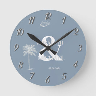 Minimalistische tropische Hochzeit Staubblau Runde Wanduhr