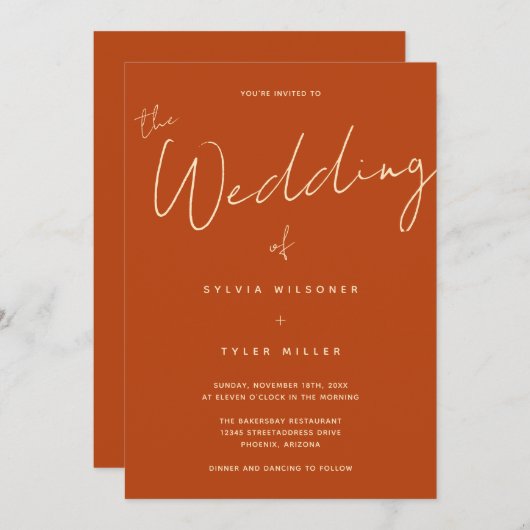 Minimalistische Typografie Burnt Orange Wedding Einladung (Vorne/Hinten)