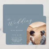 Minimalistische Typografie Dusty Blue Foto Wedding Einladung (Vorne/Hinten)