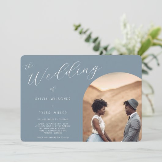Minimalistische Typografie Dusty Blue Foto Wedding Einladung (Stehend Vorderseite)