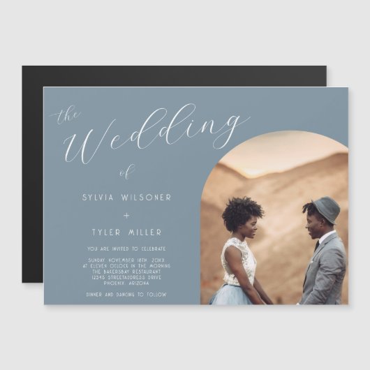 Minimalistische Typografie Dusty Blue Foto Wedding Magneteinladung (Vorne/Hinten)