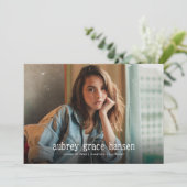 Minimalistische Typografie Foto Abschluss Einladung (Stehend Vorderseite)