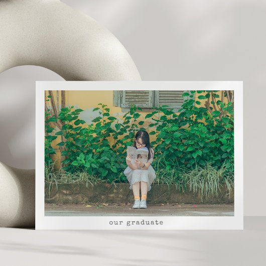 Minimalistische Typografie Graduate 2 Foto Abschlu Ankündigung