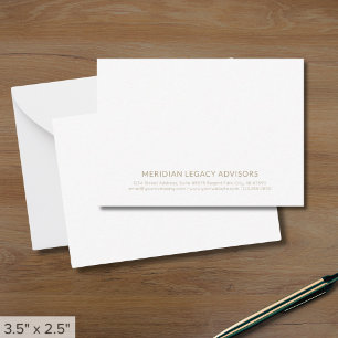 Minimalistische Typografie in Weiß und Gold Mitteilungskarte