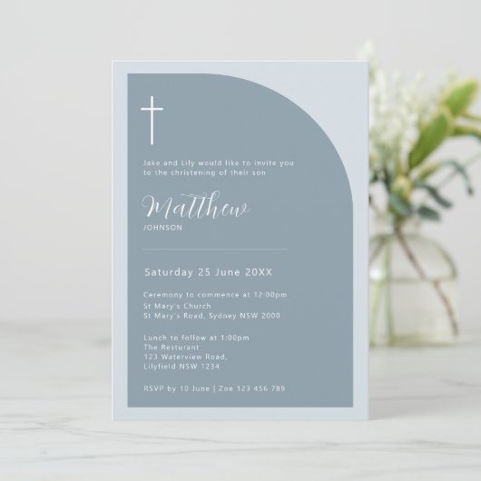 Minimalistische Typografie Kreuzbläuenfrühtaufe Einladung (Stehend Vorderseite)