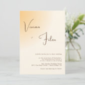 Minimalistische Typografie Lichtorange Hochzeit Einladung (Stehend Vorderseite)