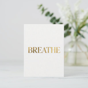 Minimalistische Typografie mit dem goldenen Wort a Postkarte