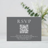 Minimalistische Typografie QR Code Wedding Gray RSVP Karte (Stehend Vorderseite)