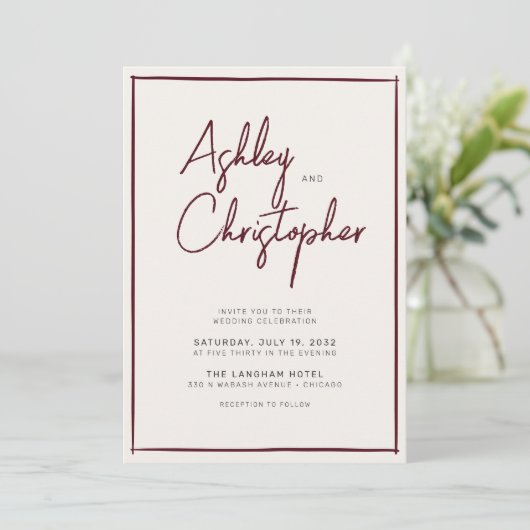 Minimalistische Typografie Script Maroon Wedding Einladung (Stehend Vorderseite)