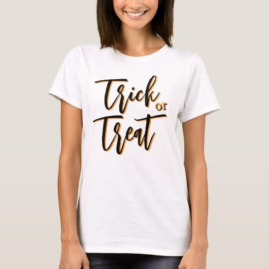 Minimalistische Typografie-Trick oder Treat Hallow T-Shirt (Vorderseite)