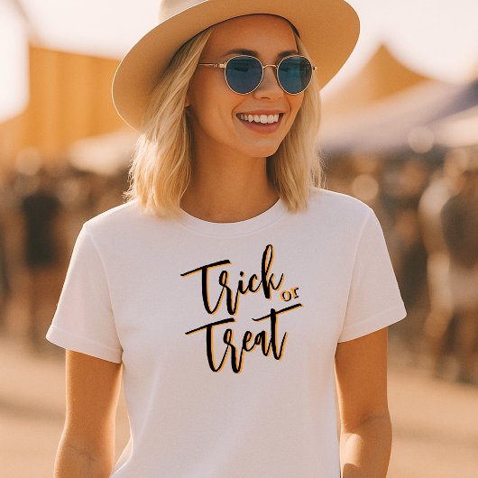 Minimalistische Typografie-Trick oder Treat Hallow T-Shirt