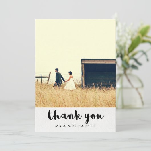 Minimalistische Typografie Wedding Foto Vielen Dan Dankeskarte (Stehend Vorderseite)